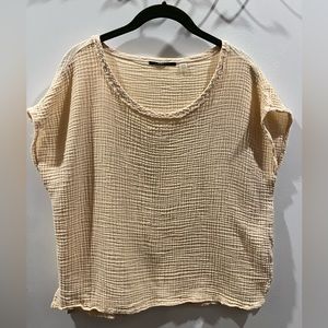 T Tahari Crinkle Gauze Side Slit Cream Top Size: XL